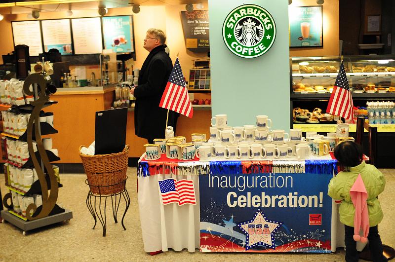DSC_2064.JPG - Dulles Airport: everybody is in celebration mode